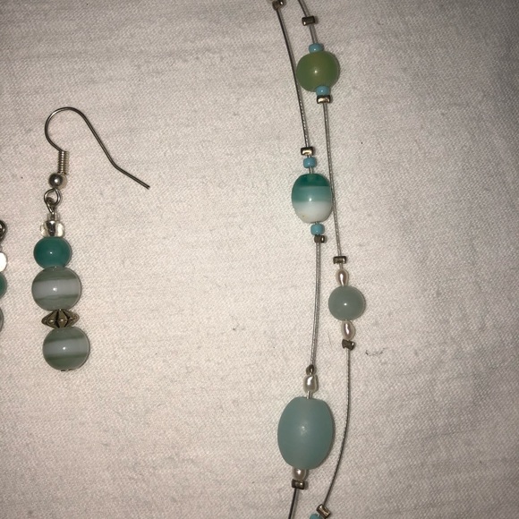 Necklace and earring bundle - Picture 3 of 4